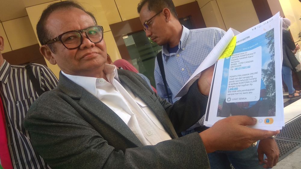 Kuasa hukum para debitur pinjaman online saat melapor di Mapolda Jatim