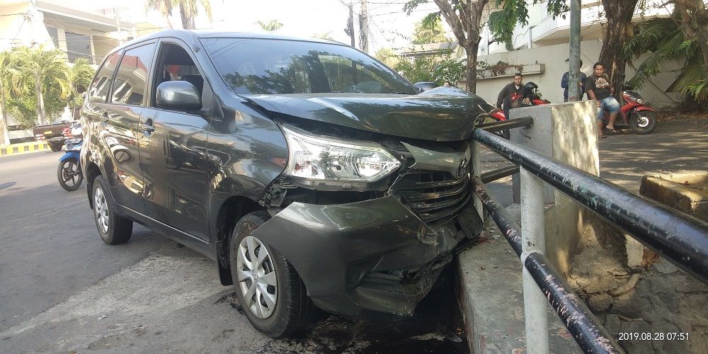 Pengemudi Diduga Sakit, Avanza Tabrak Bak Sampah dan Pagar
