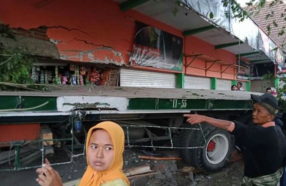 Rem Diduga Blong, Truk Trailer Tabrak Ruko di Probolinggo