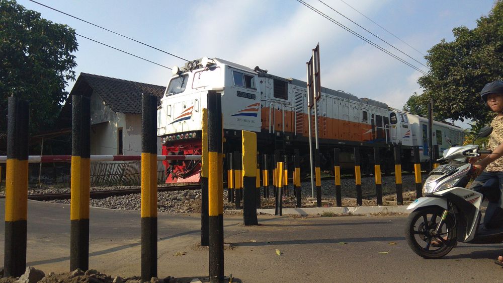 Jalan Nias Blitar dipasang blokade oleh PT KAI