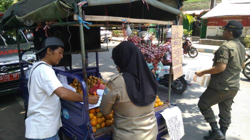 Razia PKL buah di Kota Probolinggo