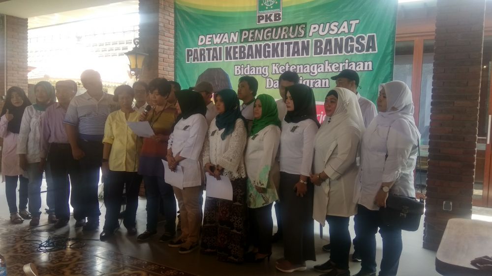 Dita Indah Sari dalam acara rembuk pekerja buruh rokok
