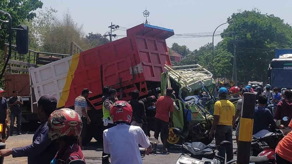 Tabrakan dump truk dan fuso di Mojokerto