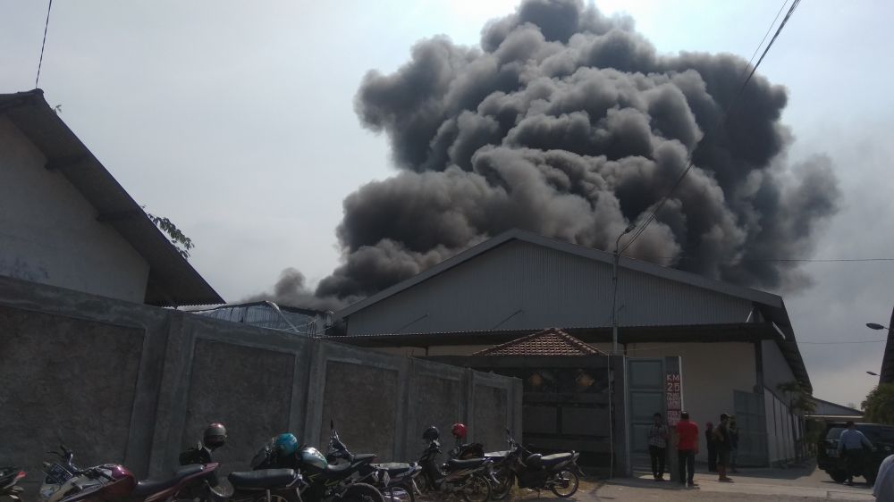 Kebakaran pabrik plastik di Mojokerto