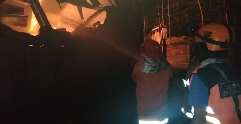 Petugas PMK memadamkan api yang membakar pabrik plastik di Mojokerto