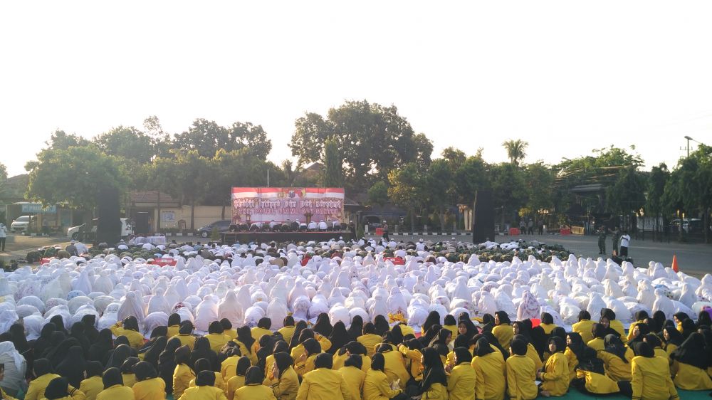 Salat Istisqo di Pasuruan berharap turun hujan untuk memadamkan api yang membakar lahan 
