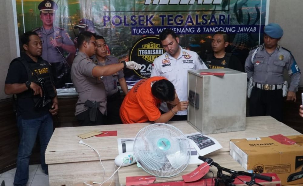 Irvan Zakaria tunjukkan cara bobol brankas majikannya di depan polisi