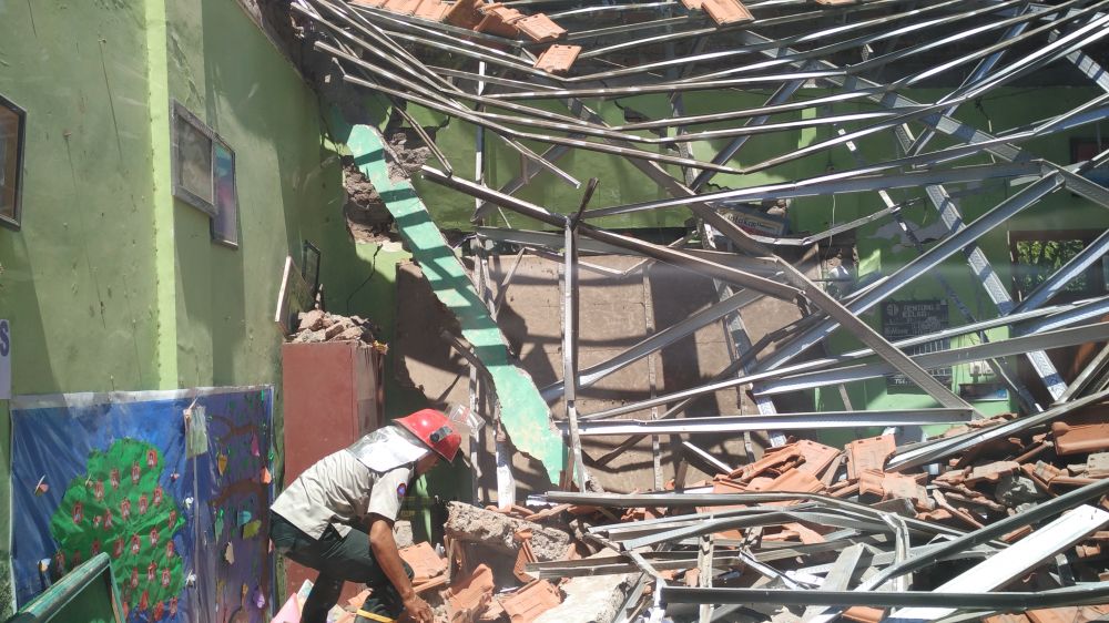 Petugas datang ke lokasi ambruknya atap SDN Gentong