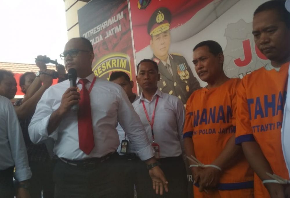 Dua tersangka ambruknya atap SDN Gedong yang ditangkap Polda Jatim