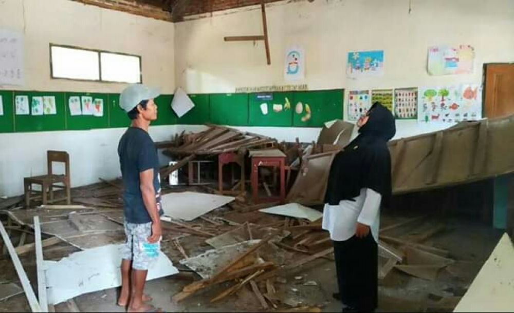 Langit-langit SDN Sumberpoh yang runtuh