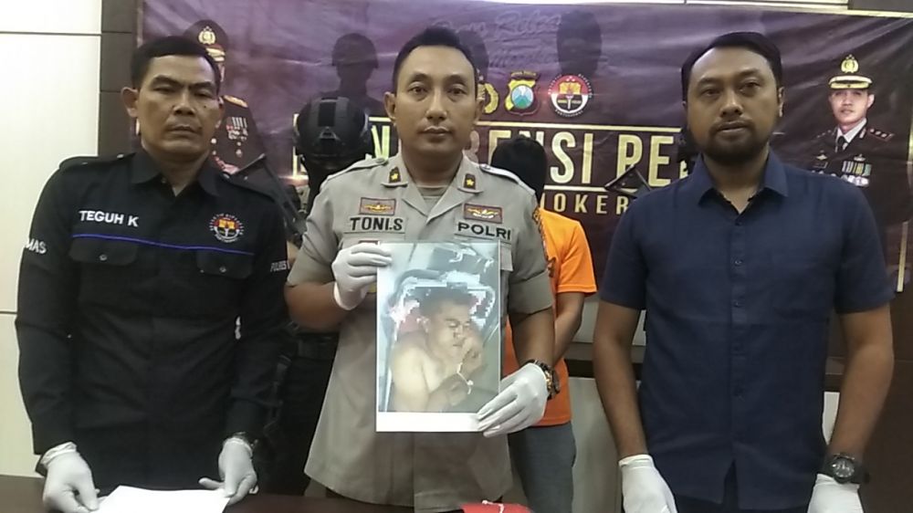 Wakapolres Mojokerto, Kompol Toni Sarjaka tunjukkan foto bandar sabu yang ditembak mati dan rekan pelaku yang ditangkap