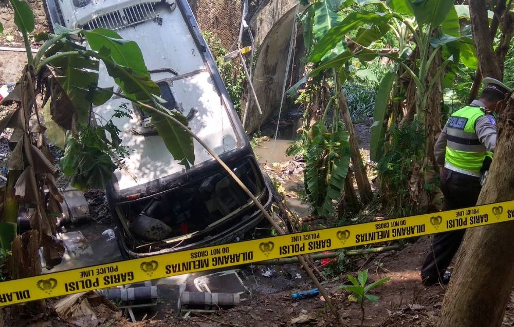 Bus rombongan guru yang jatuh di jurang 
