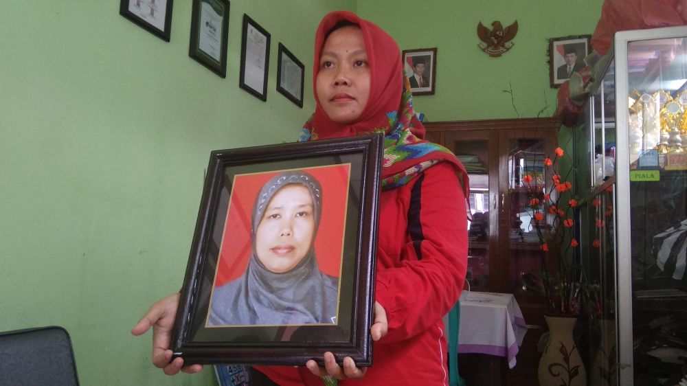 Guru di TK Dharma Wanita Tulungagung perlihatkan foto korban semasa hidup