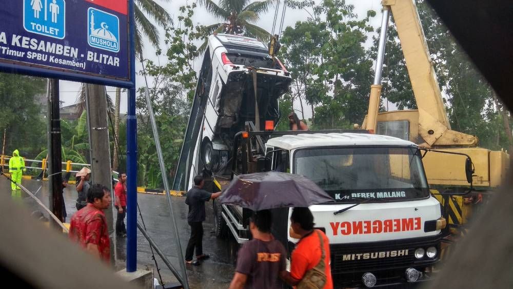Evakuasi Bus Fabian Anugrah Trans