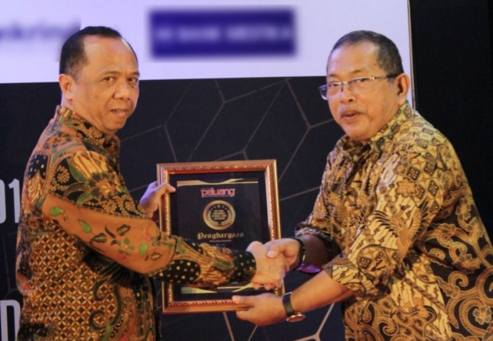 Direktur Operasional Amar Bank, Tuk Yulianto menerima penghargaan