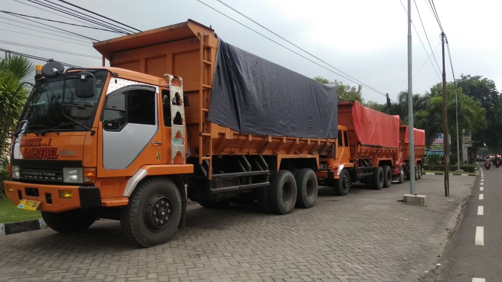 Diduga Buang Limbah B3, Tiga Dump Truk di Mojokerto Diamankan