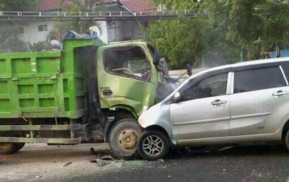 Tabrakan dump truk dan Xenia di Gresik 