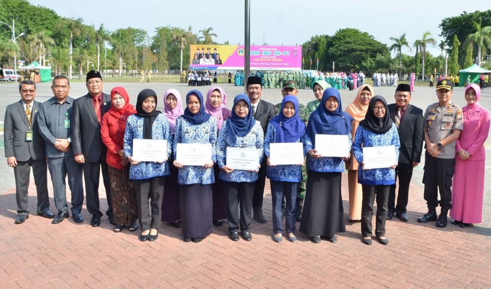 Penyerahan asuransi dari Kementerian Kelautan Perikanan di Gresik