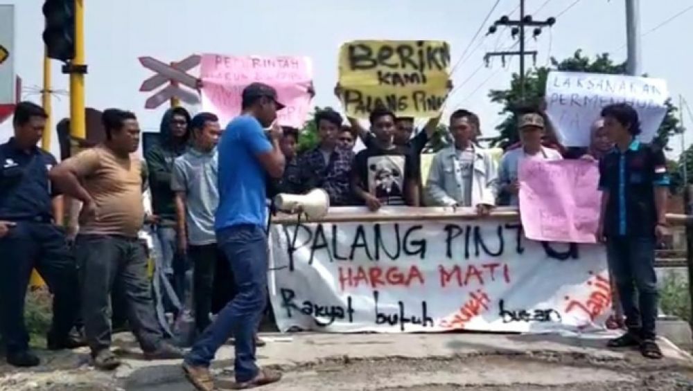 Aksi pemuda di Gresik menuntut pemasangan palang pintu otomatis