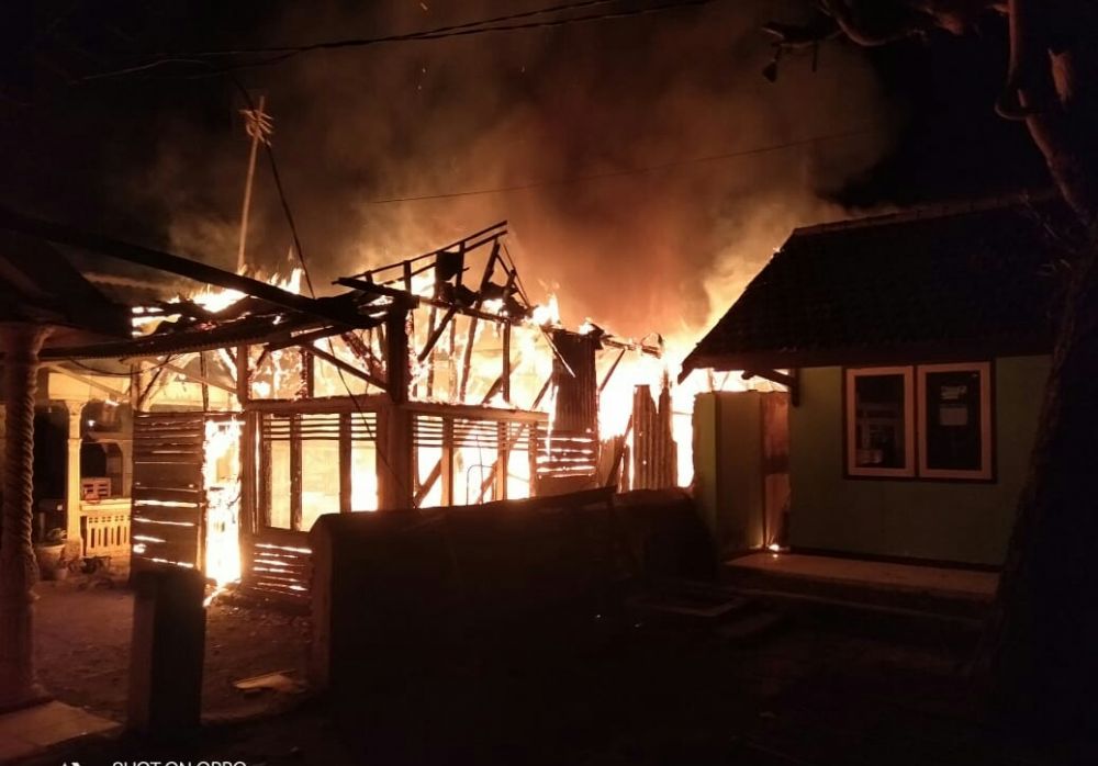 Rumah dan gudang di Probolinggo terbakar