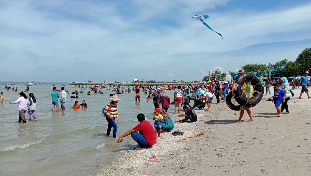 Jelang Libur Tahun Baru, Wisatawan Padati Pantai Dalegan Gresik