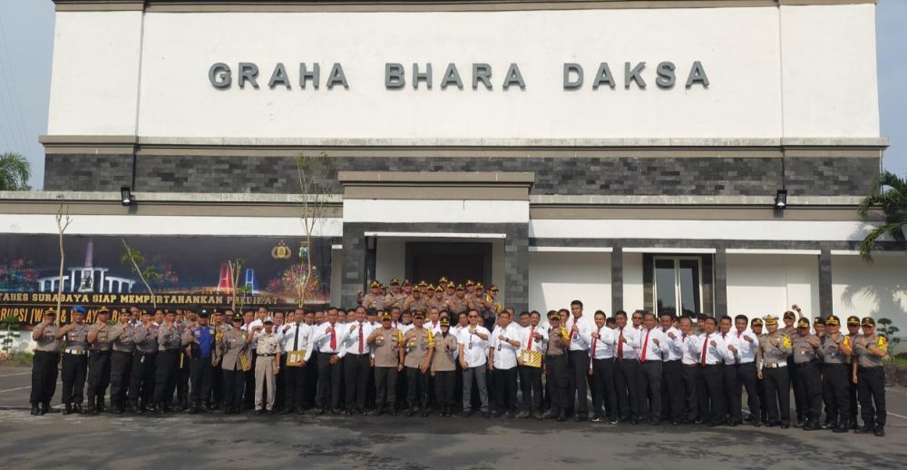 Pemberian penghargaan 66 anggota Polrestabes Surabaya