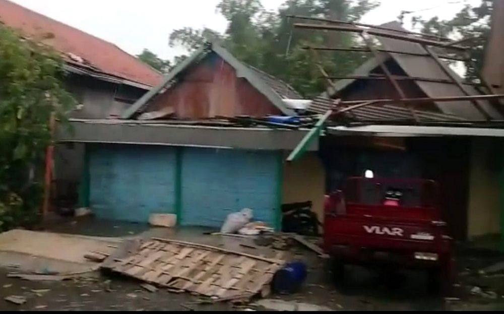 Rumah di Menganti Gresik yang rusak akibat hujan deras dan angin kencang
