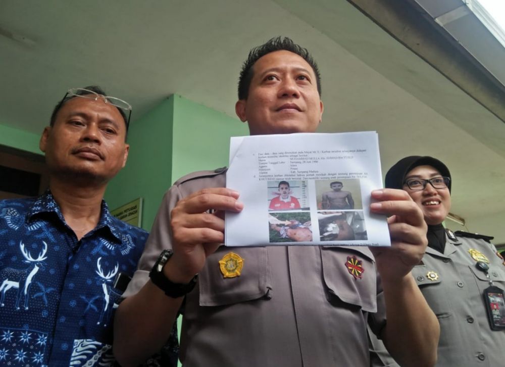 Kapolres Gresik, AKBP Kusworo Wibowo menunjukkan identitas korban