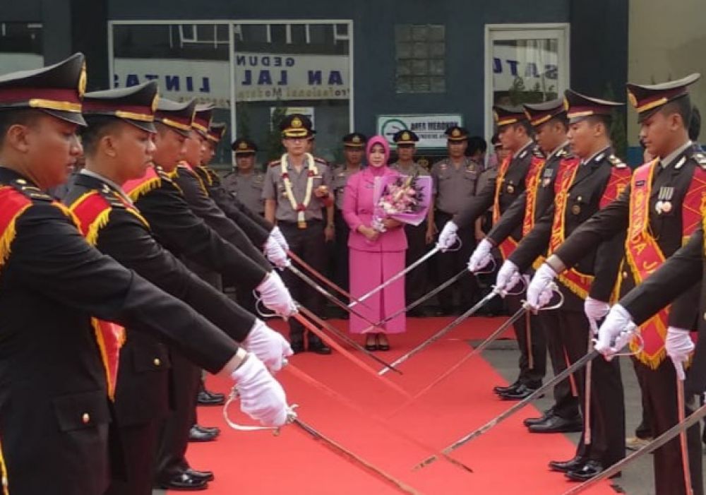 Pedang pora sambut Kapolres Lamongan baru