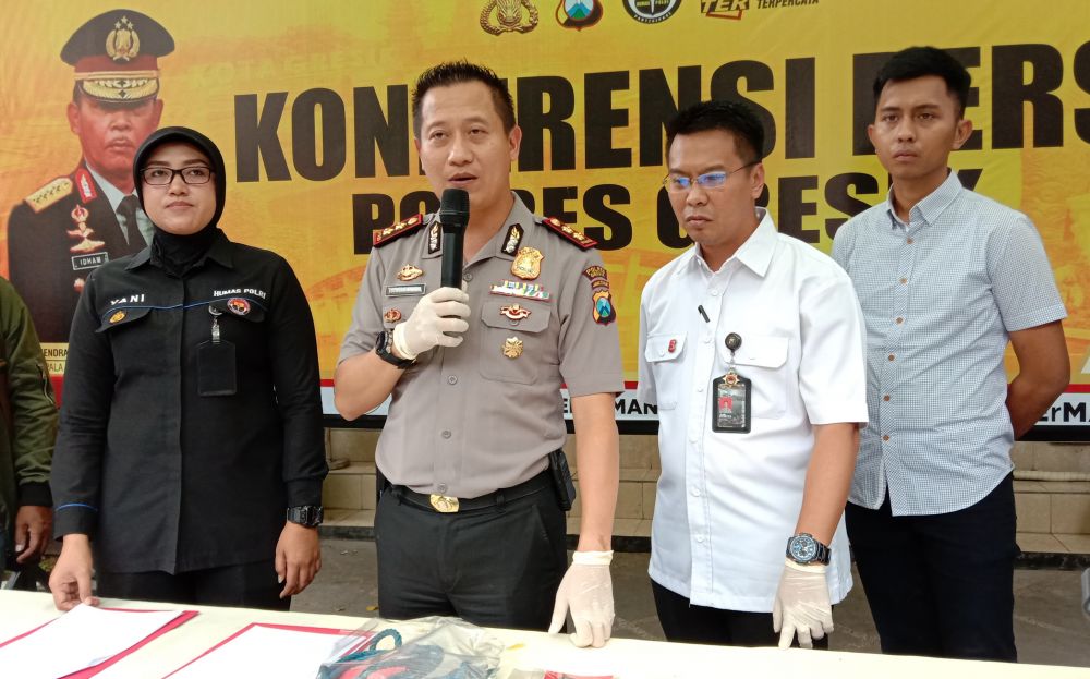 Kapolres Gresik AKBP Kusworo Wibowo menjelaskan motif pembunuhan terhadap pria yang mayatnya ditemukan di Tol Kebomas