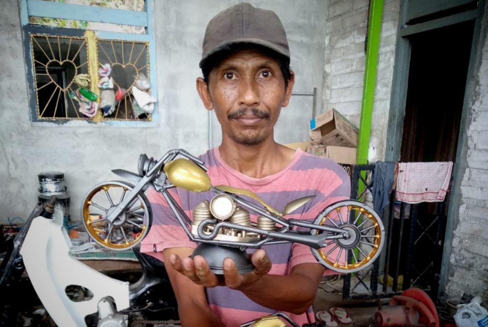 Ngatimun, warga Brondong, Lamongan menunjukkan replika moge buatannya