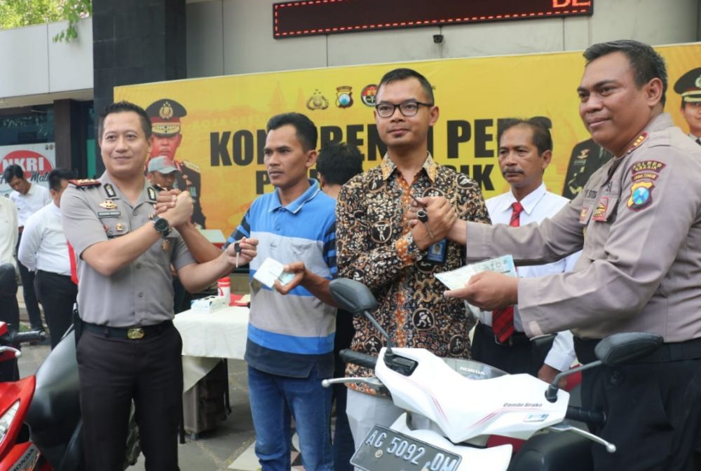 Penyerahan barang oleh Kapolres Gresik