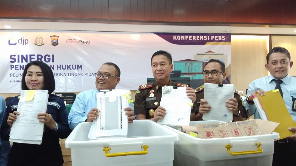 Kepala Kanwil DJP Jatim I, Eka Sila Kusna Jaya saat pers rilis di Kajari Surabaya.
