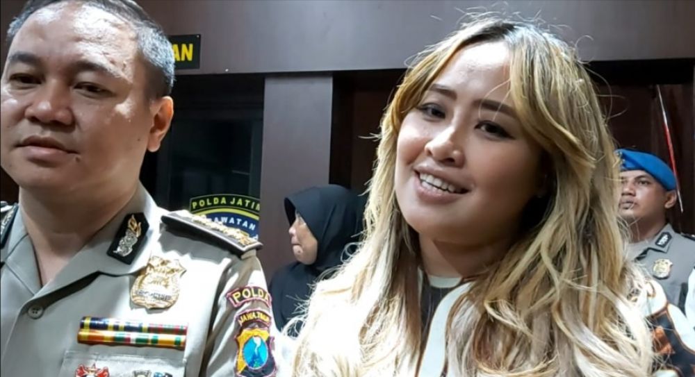 Artis Pinkan Mambo datang ke Polda Jatim menjadi saksi kasus Memiles