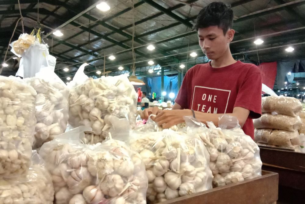 Pedagang bawang putih di PIOS