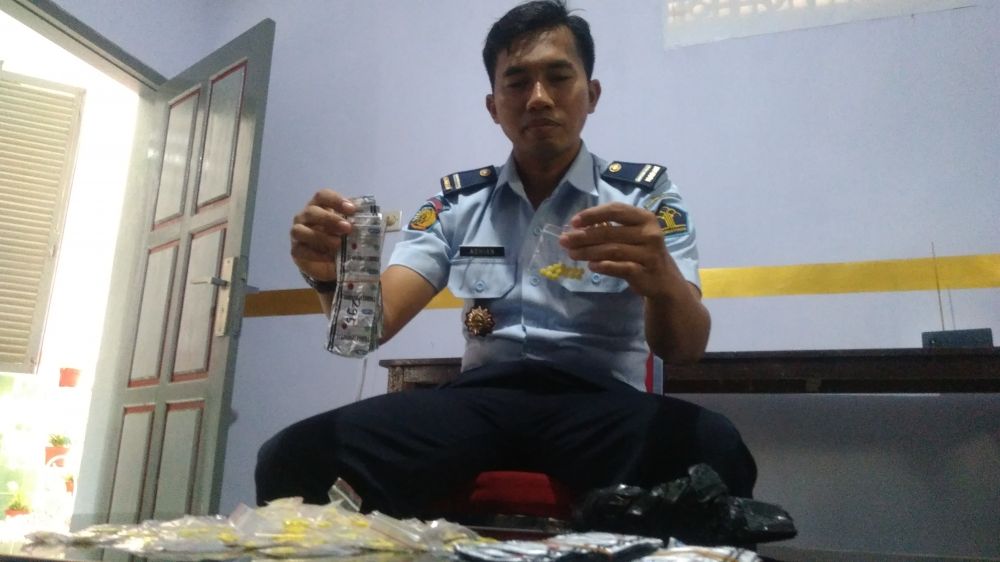 Petugas tunjukkan pil dextro dan koplo yang berhasil diamankan