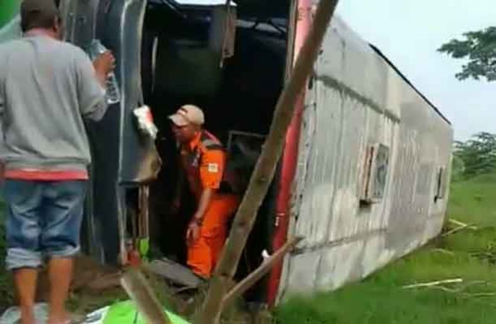 Bus Restu yang terguling di Tol Sidoarjo-Porong
