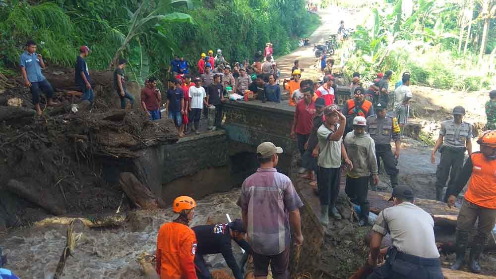 Petugas gabungan bersihkan material lumpur di Blitar