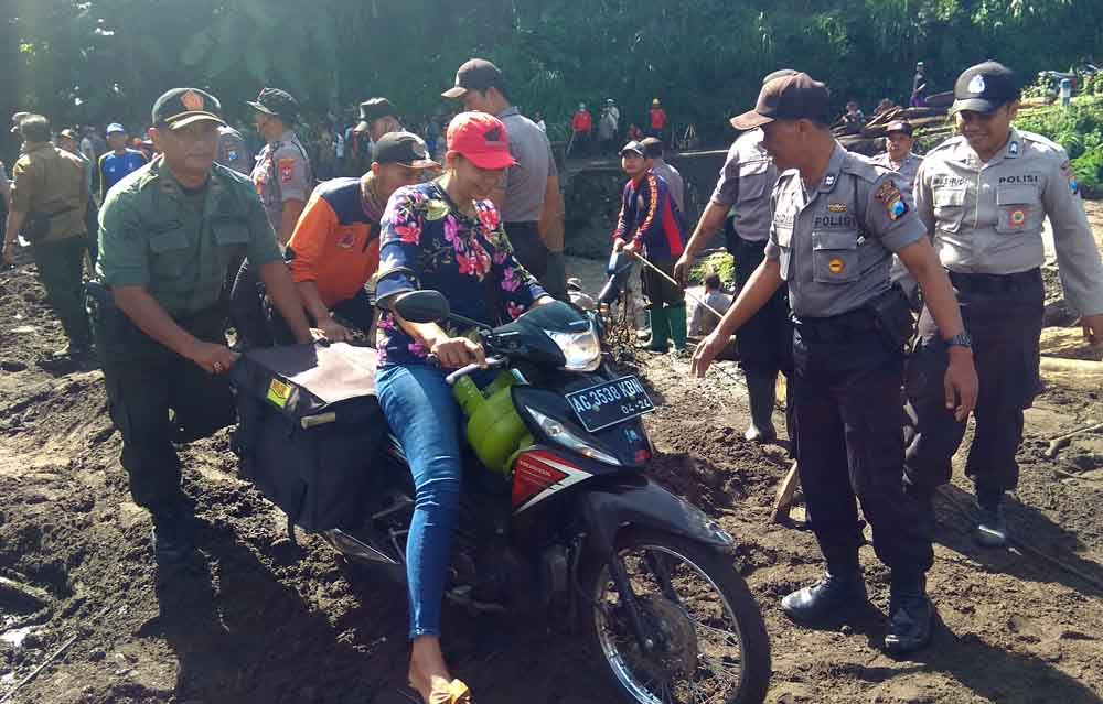Bersihkan Lumpur Sisa Banjir, Jalan di Blitar Kini Bisa Dilalui Motor