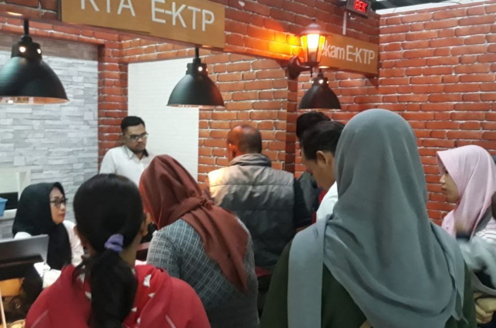 Warga mengurus e-KTP di Dispendukcapil Gresik