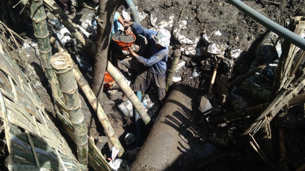 Pekerja perbaiki pipa PDAM yang bocor di Probolinggo