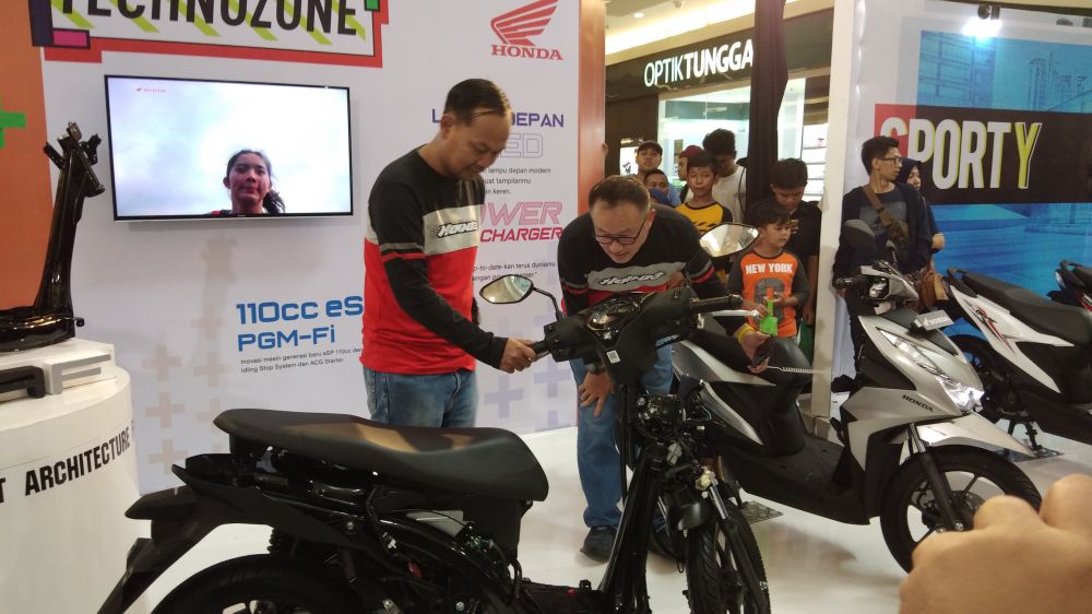 Pameran motor Honda di Royal Plaza Surabaya
