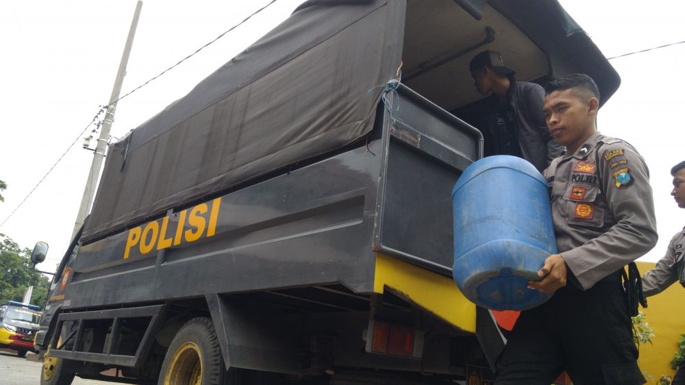 Polisi mengangkut jerigen berisi premium yang diduga ditimubun tengkulak