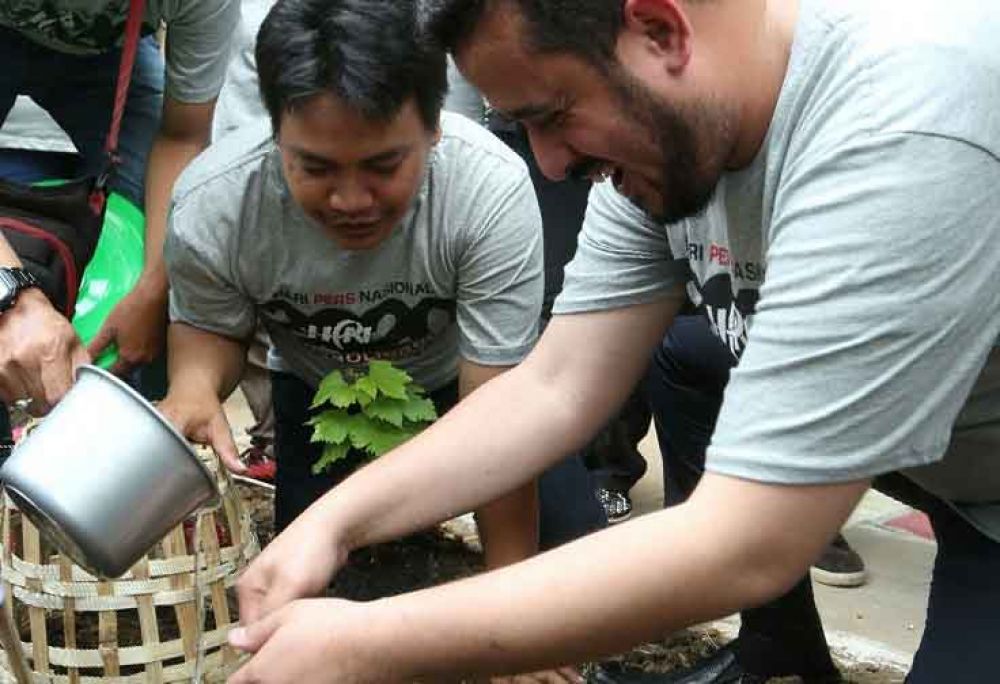 Lestarikan Ikon Kota Probolinggo, Jurnalis Tanam Anggur Prabu Bestari