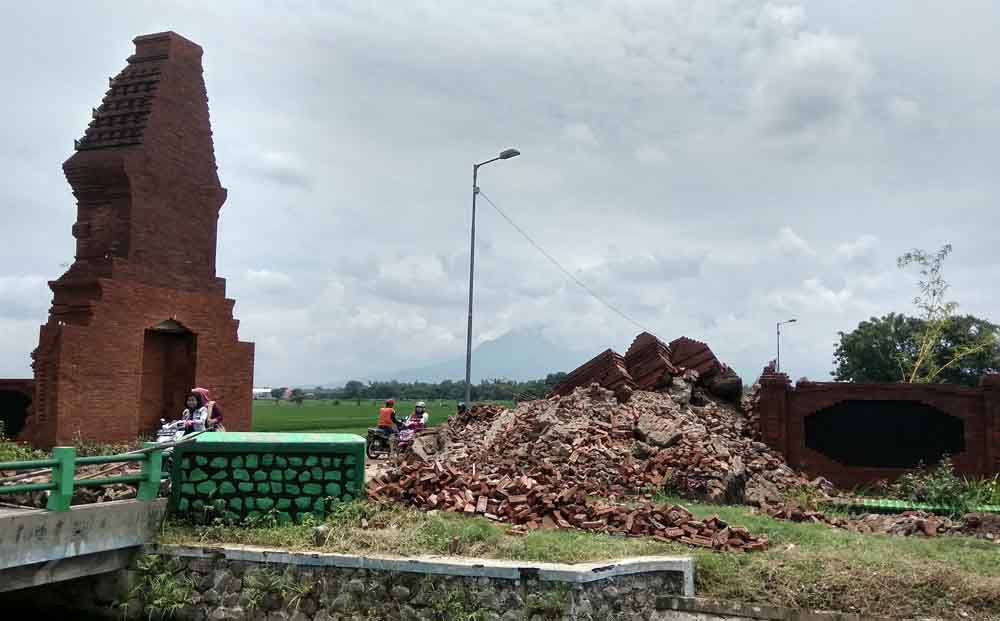 Ini Kata PJ Kepala Desa soal Gapura Kedungkembar Sidoarjo yang Ambruk
