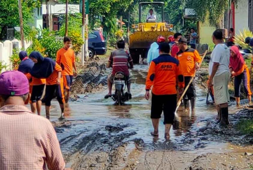 Warga dan petugas kerja bakti membersihkan sisa banjir di Probolinggo
