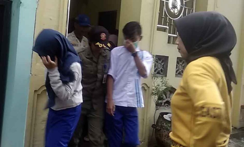 Razia petugas gabungan di rumah kos di Mojokerto