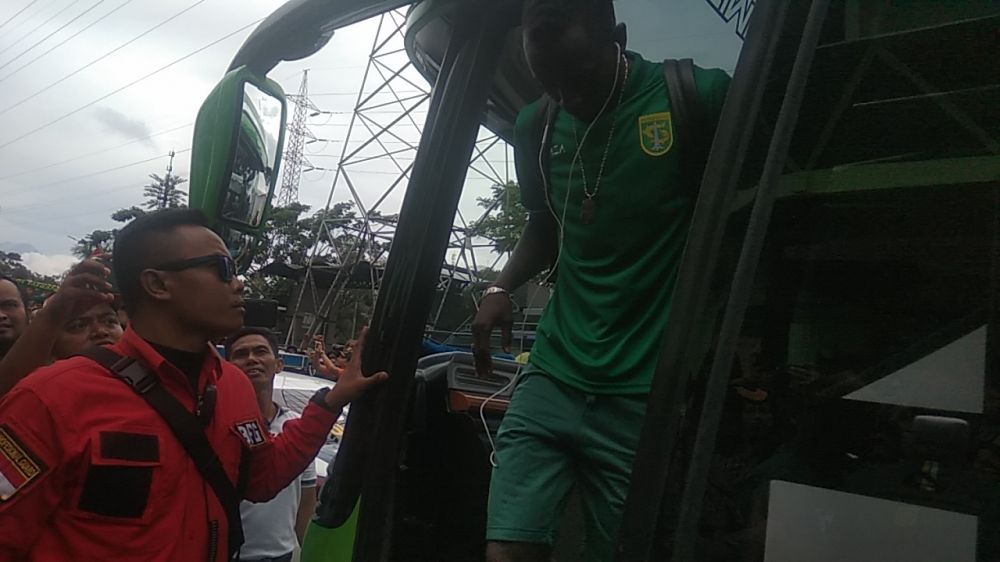 Pemain Persebaya datang ke Stadion Gelora Delta Sidoarjo