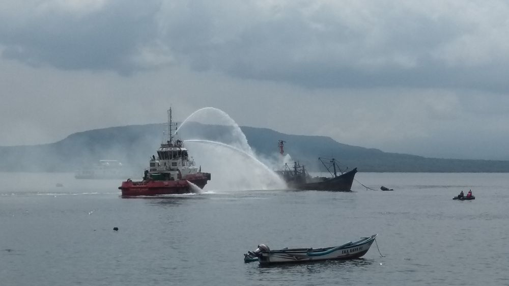 Proses pembasahan KM Victori Utama yang terbakar