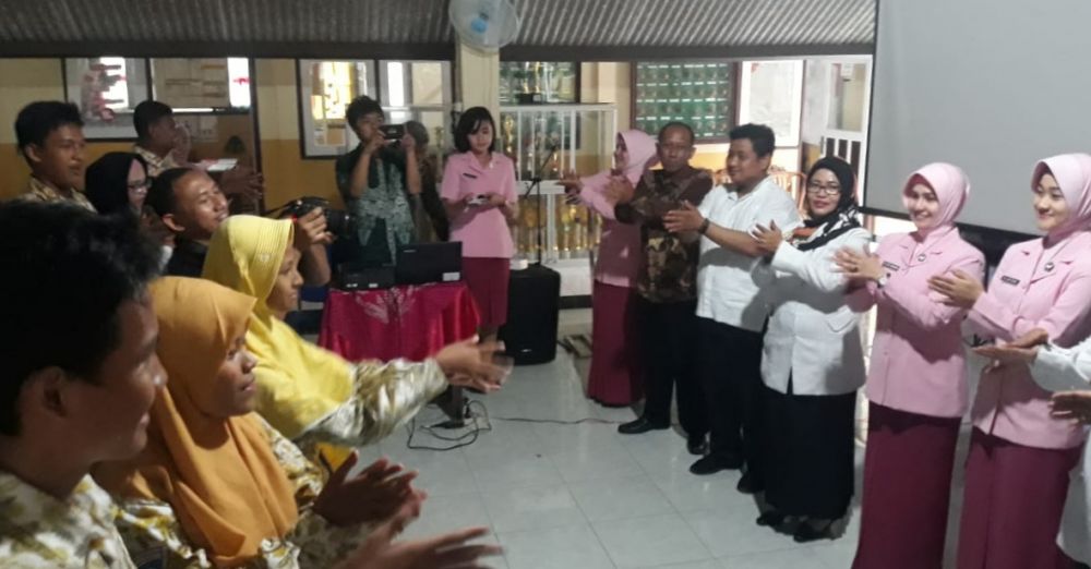 Cuci tangan sehat pada siswa SLB di Gresik